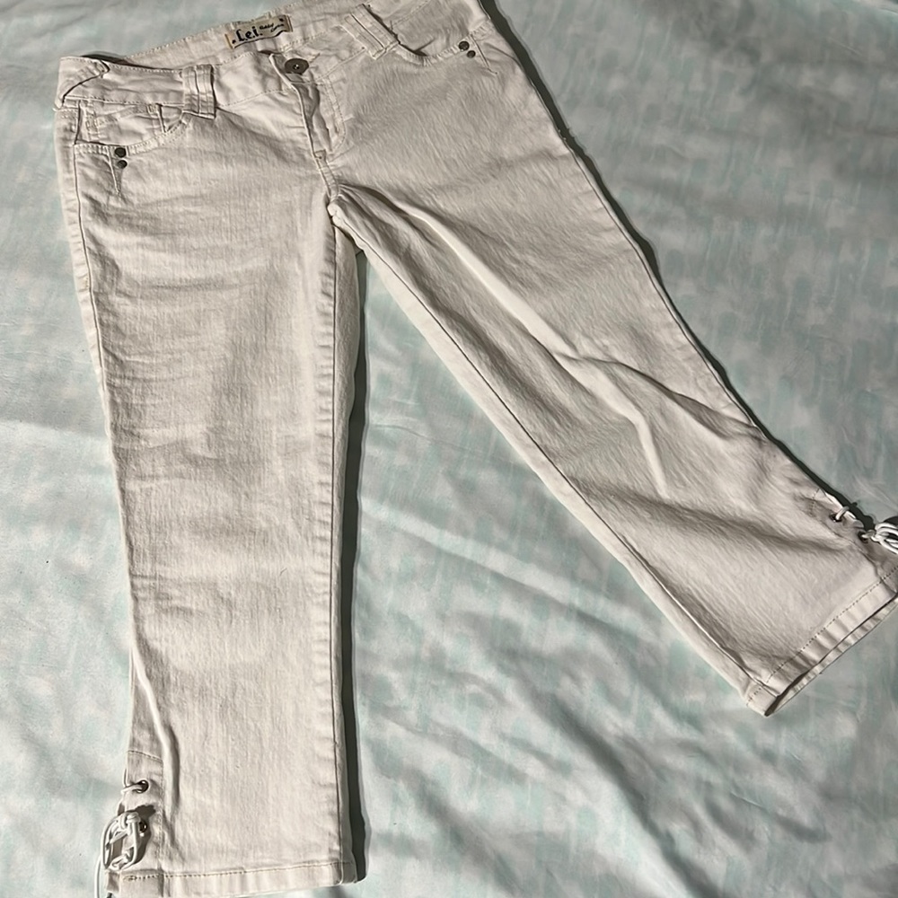 L.e.I. White Capri with tie sides